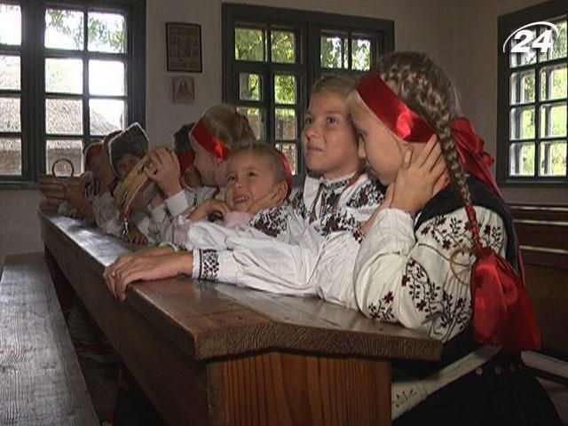 Останній день літа київські школярі проводжали в музеї Пирогово