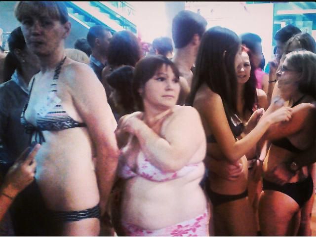 В холод и дождь голые киевляне охотились на халявную одежду (Фото) В холод и дождь голые киевляне охотились на халявную одежду (Фото)