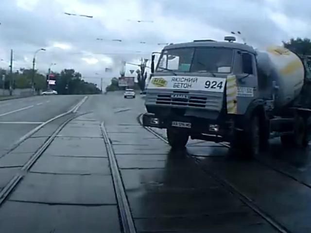 У Києві КамАЗ зіштовхнувся з "швидкою", де був важкохворий пацієнт (Відео) У Києві КамАЗ зіштовхнувся з "швидкою", де був важкохворий пацієнт (Відео)