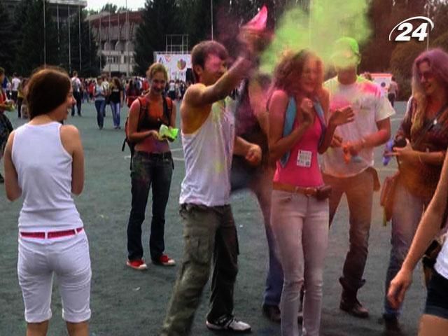 Харків'яни обсипали один одного харчовими фарбами Харків'яни обсипали один одного харчовими фарбами