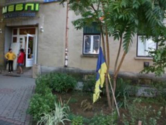 На Закарпатье хулиганы пытались сжечь украинский флаг