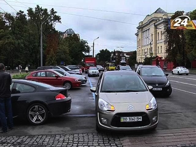Уряд заборонив парковки на тротуарах і узбіччях міських вулиць