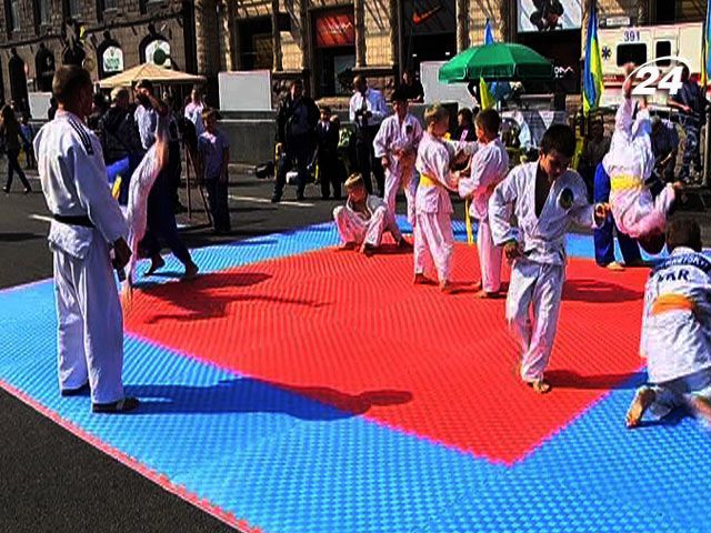 На Крещатике презентовали кружки и секции Киева На Крещатике презентовали кружки и секции Киева