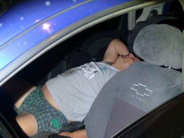 В Мариуполе пьяный участник ДТП заснул после столкновения