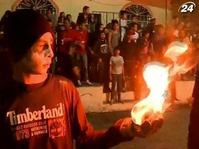 В Сальвадоре состоялись бои огненными шарами