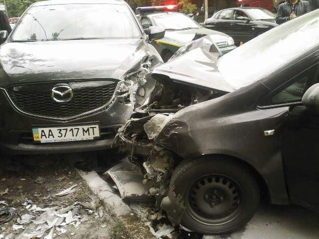 У центрі Києва Opel на швидкості протаранив 3 авто: є постраждалі (Фото)