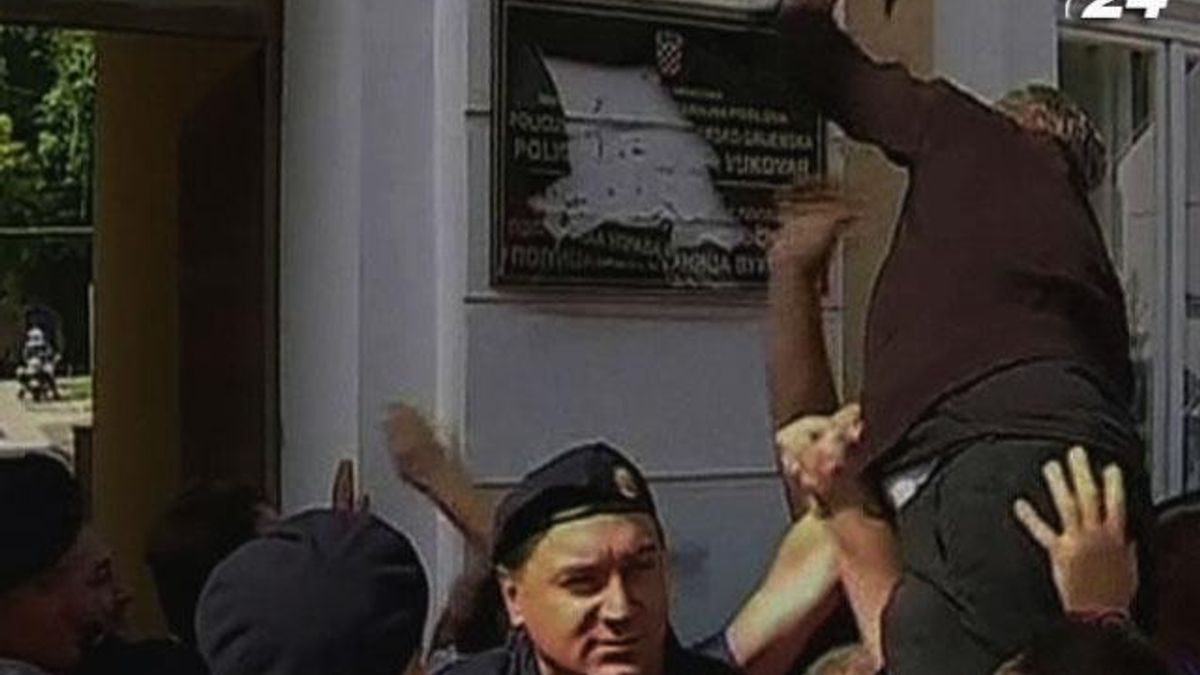Хорваты срывают таблички с сербскими надписями Хорваты срывают таблички с сербскими надписями