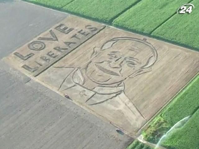 Итальянский художник вспахал 100-метровый портрет Папы Римского Итальянский художник вспахал 100-метровый портрет Папы Римского