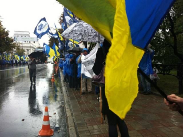 Регіонали вивели пенсіонерів та студентів на мітинг (Фото. Відео) 