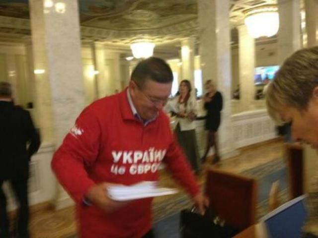 Ударовцы пришли в Раду в футболках "Украина - это Европа" (Фото) Ударовцы пришли в Раду в футболках "Украина - это Европа" (Фото)