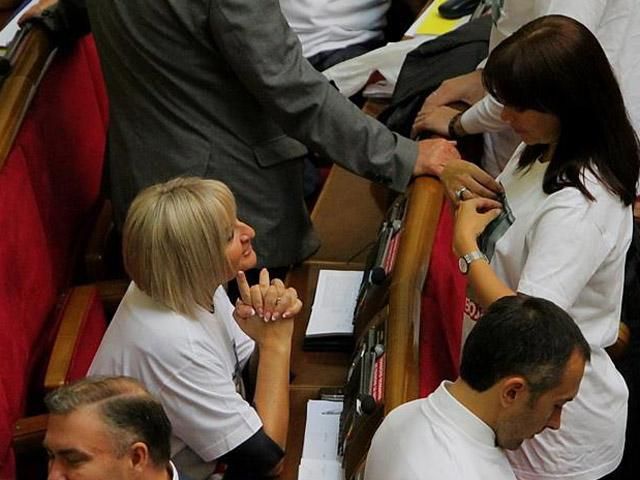 В Раду свободовцы одели вышиванки, бютовцы белые футболки, а ударовцы красные свитера В Раду свободовцы одели вышиванки, бютовцы белые футболки, а ударовцы красные свитера