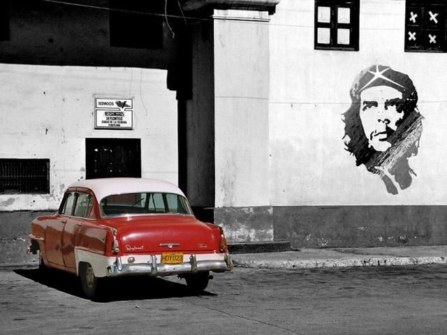 Яркие ретро-автомобили на современных улицах Кубы