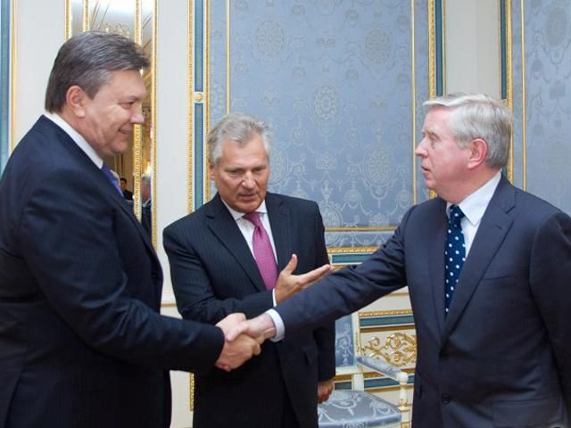 Янукович поговорил с Квасьневским и Коксом