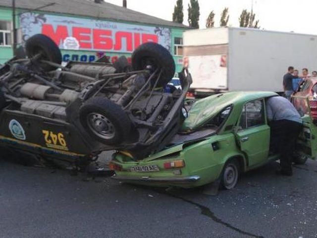 Авария в Днепропетровске: Милицейская машина приземлилась на крышу ВАЗа (Видео)