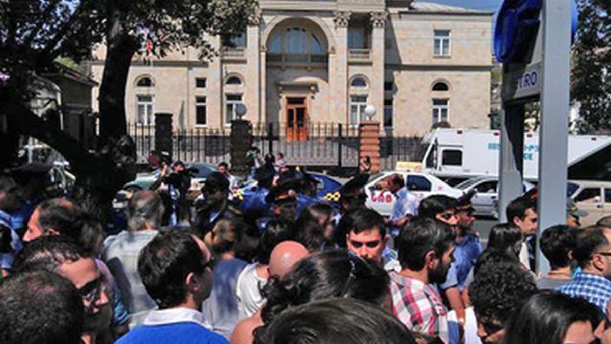 Сотня армян вышла протестовать из-за вступления в ТС Сотня армян вышла протестовать из-за вступления в ТС