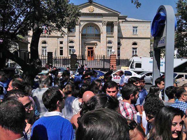 Сотня армян вышла протестовать из-за вступления в ТС