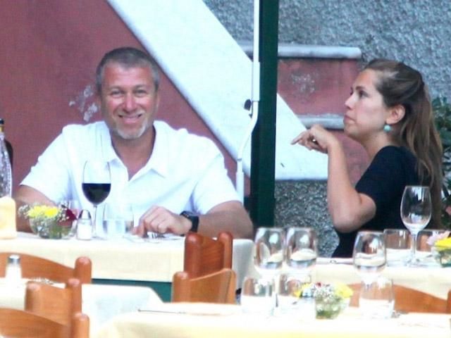 Абрамович зарезервировал все столики в ресторане, чтобы накормить невесту Абрамович зарезервировал все столики в ресторане, чтобы накормить невесту