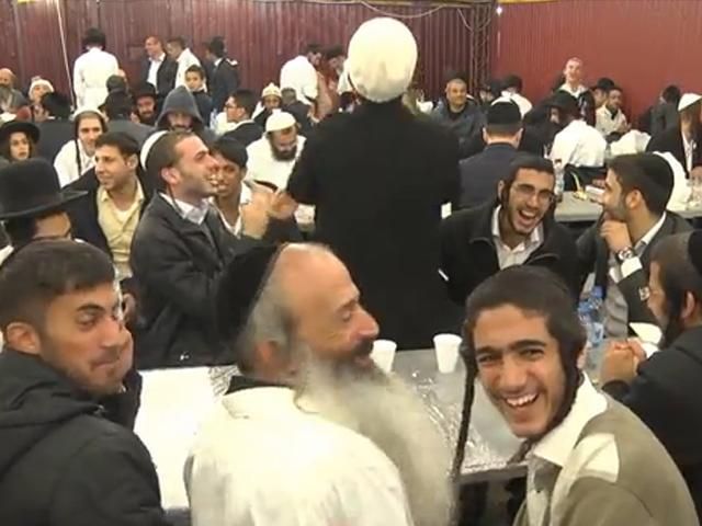 Хасиди в Умані намагаються смажити м'ясо просто на балконі Хасиди в Умані намагаються смажити м'ясо просто на балконі