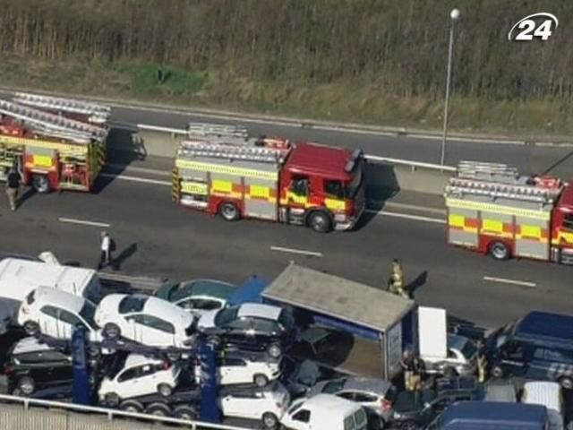 У Британії зіткнулося 100 автомобілів: понад 200 людей постраждали У Британії зіткнулося 100 автомобілів: понад 200 людей постраждали