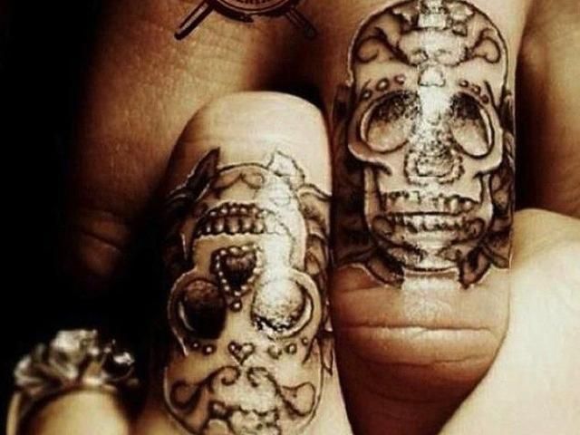 Сучасні молодята замість обручок роблять татуювання Сучасні молодята замість обручок роблять татуювання