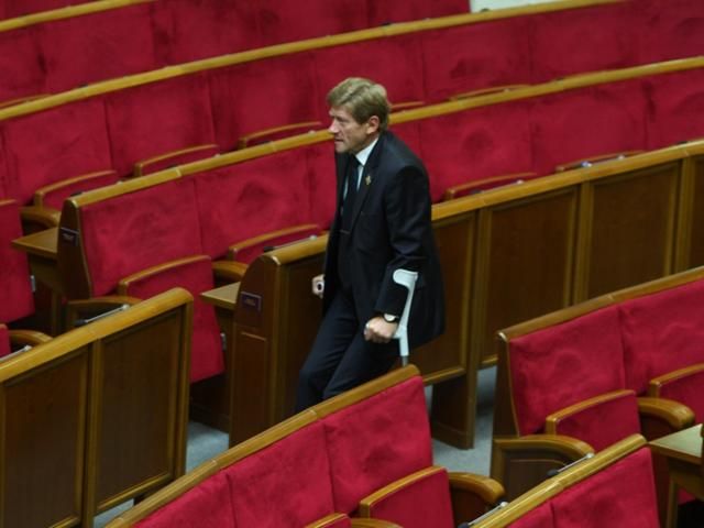 Нардепи приходять у Раду навіть на милицях Нардепи приходять у Раду навіть на милицях