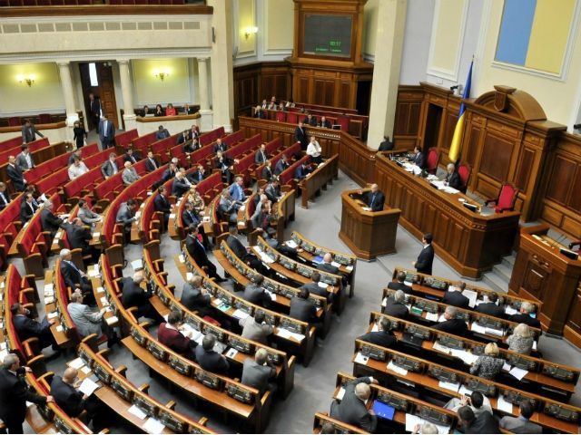 Рада платить банку майже мільйон гривень за видачу зарплати