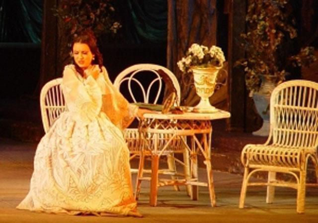 Солістку опери Абдулліну нібито закидали майонезом за "бидлячі школи" Солістку опери Абдулліну нібито закидали майонезом за "бидлячі школи"