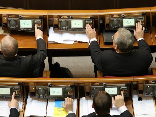 Трьох регіоналів спіймали на "кнопкодавстві" (Відео) Трьох регіоналів спіймали на "кнопкодавстві" (Відео)