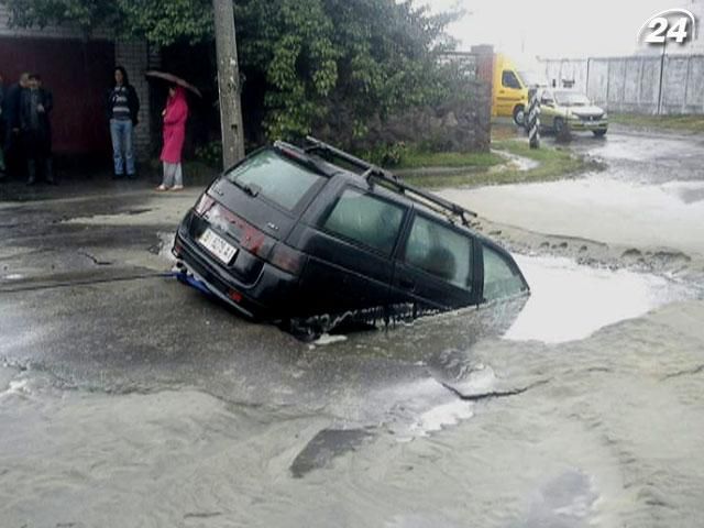 На Полтавщині автомобіль пішов під асфальт На Полтавщині автомобіль пішов під асфальт