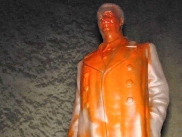 В Грузии демонтируют установленный недавно памятник Сталину В Грузии демонтируют установленный недавно памятник Сталину