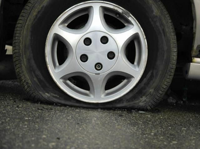 На одной из киевских улиц ночью прокололи шины полсотне автомобилей На одной из киевских улиц ночью прокололи шины полсотне автомобилей