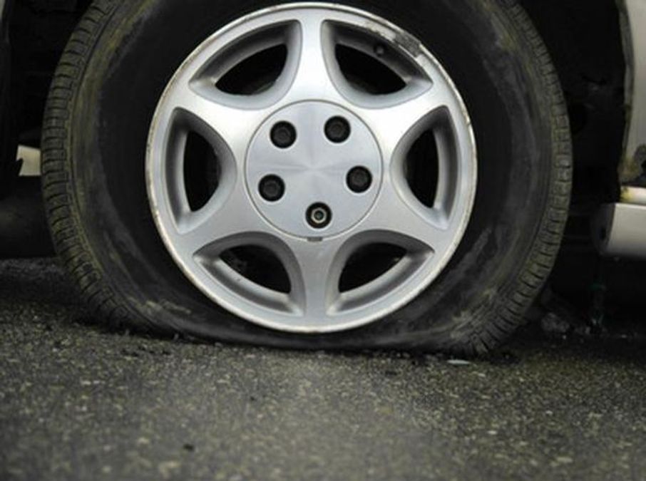 На одной из киевских улиц ночью прокололи шины полсотне автомобилей - Киев