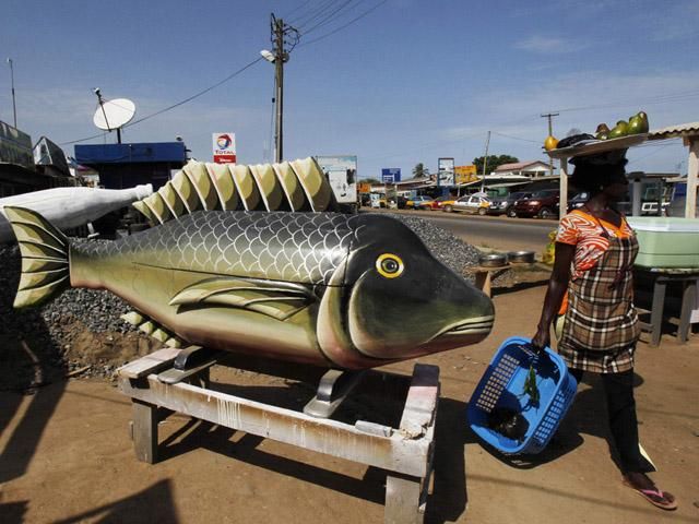 В Африці людей хоронять у трунах в формах риб