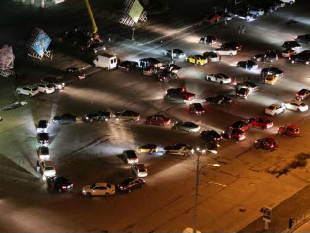 Романтичний киянин освідчився коханій за допомогою сотні авто (Фото) Романтичний киянин освідчився коханій за допомогою сотні авто (Фото)