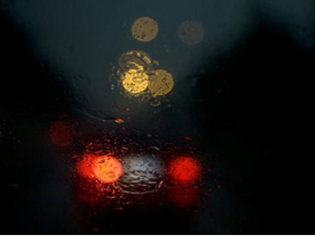 У Києві дві дівчини на авто ледь не влетіли під потяг (Відео) У Києві дві дівчини на авто ледь не влетіли під потяг (Відео)