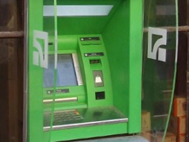 Невідомий із сміттєвим пакетом на голові "почистив" банкомат у Донецьку Невідомий із сміттєвим пакетом на голові "почистив" банкомат у Донецьку