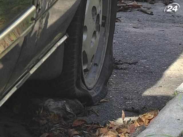 В Киеве неизвестные пробили колеса 150 автомобилей В Киеве неизвестные пробили колеса 150 автомобилей