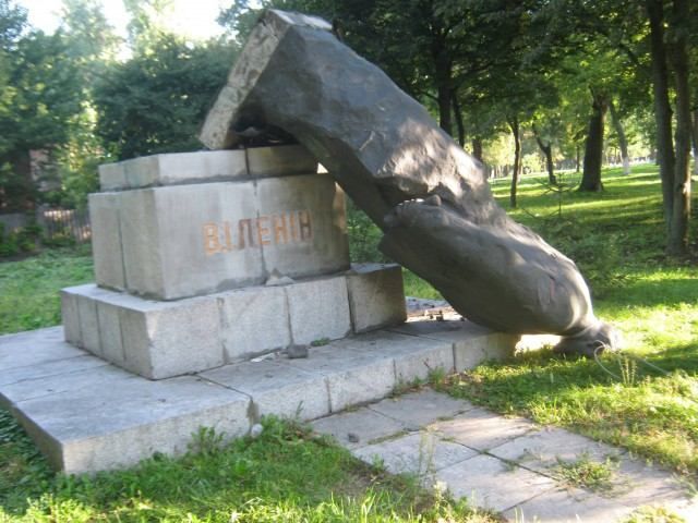 На Киевщине разрушили сразу два памятника Ленину