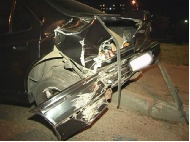 Авария в Киеве: Peugeot вытолкнул КИА на обочину (Фото) Авария в Киеве: Peugeot вытолкнул КИА на обочину (Фото)