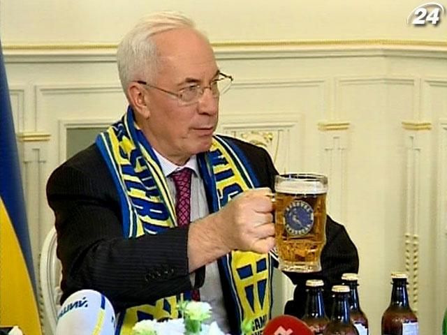 Азаров сделал ставки на футбольный матч Украина-Англия Азаров сделал ставки на футбольный матч Украина-Англия