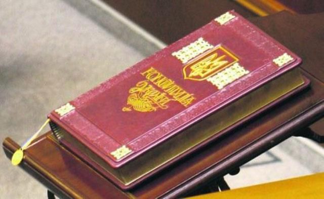 Изменения в Конституцию можно вносить через референдум, а не через Раду, - Кравчук Изменения в Конституцию можно вносить через референдум, а не через Раду, - Кравчук