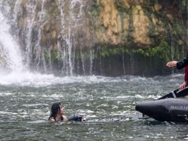 Моника Белуччи в подвенечном платье прыгнула в холодную реку Моника Белуччи в подвенечном платье прыгнула в холодную реку