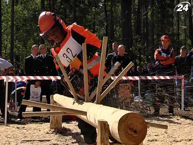 На Киевщине соревновались лучшие вальники леса На Киевщине соревновались лучшие вальники леса