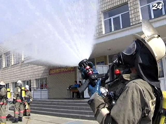 Киевские пожарные провели показательные учения для школьников Киевские пожарные провели показательные учения для школьников