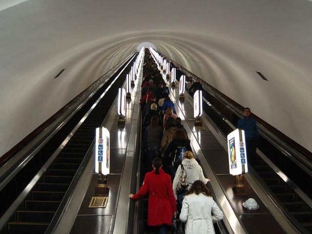В Киеве остановилось метро: на рельсы упал пассажир