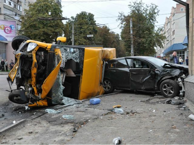 З'явилися фото з кривавої аварії у Сумах З'явилися фото з кривавої аварії у Сумах