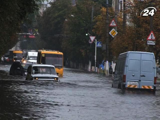 Злива перетворила вулиці Житомира на річки