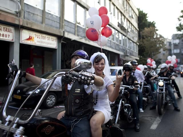 По всьому світі молодята влаштовують найнеймовірніші весілля По всьому світі молодята влаштовують найнеймовірніші весілля