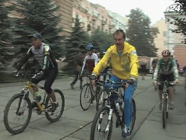 Чернівецький губернатор осідлав велосипед