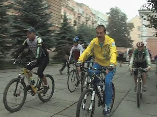 Чернівецький губернатор осідлав велосипед Чернівецький губернатор осідлав велосипед